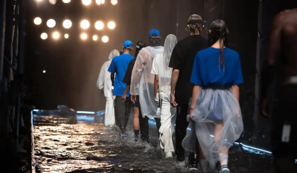 Mientras el gasto en moda se estanca, los hogares colombianos priorizan el entretenimiento en su presupuesto mensual moda