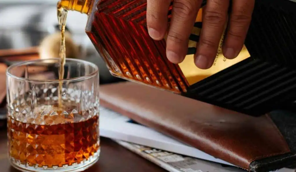 Este es el almacén de cadena que vende el whisky de alta calidad a un precio más bajo Almacén de cadena que vende whisky más económico