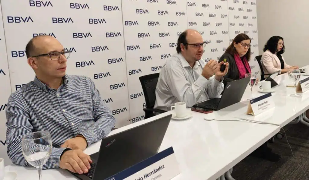 BBVA espera que Colombia cumpla Regla Fiscal, con menos inflación y menores tasas de interés De izquierda a derecha: Mauricio Hernández, Alejandro Reyes, Juana Téllez y María Carolina Ramírez del BBVA Colombia. Foto: Rodrigo Torres, Valora Analitik