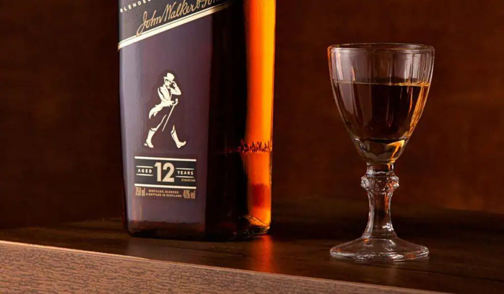 Este es el almacén de cadena que vende el whisky de alta calidad a un precio más bajo Blu label Johnnie Walker