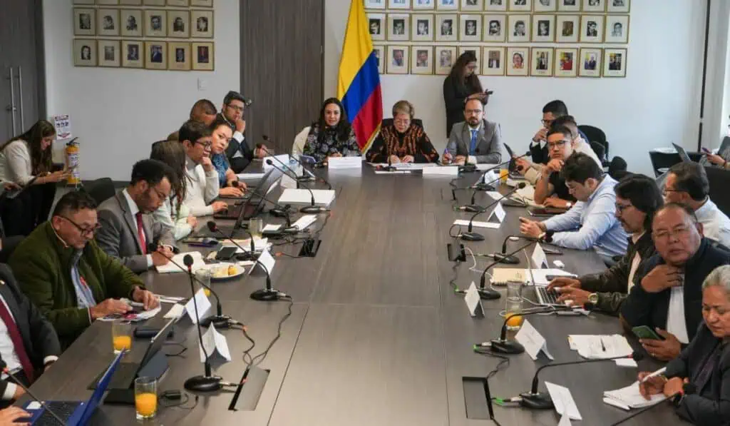 Decisión sobre el salario mínimo en Colombia podría adelantarse a esta fecha Discusión del salario mínimo en Colombia para 2025