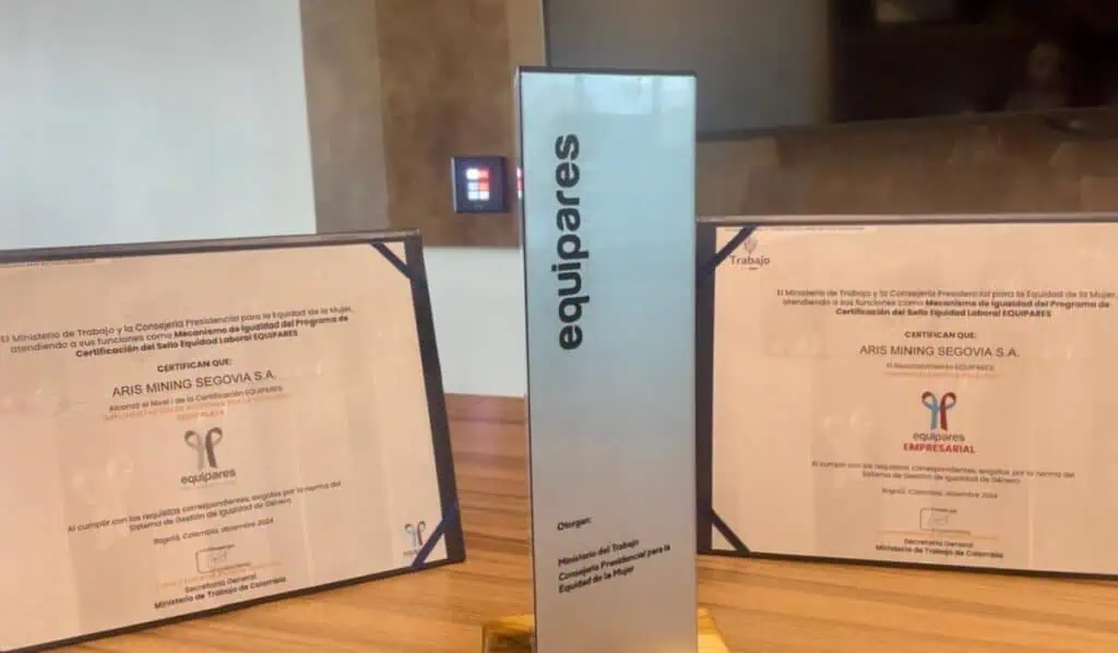 Aris Mining, primera minera de oro del país en recibir el Sello Equipares Plata Premio y diplomas de Aris Mining