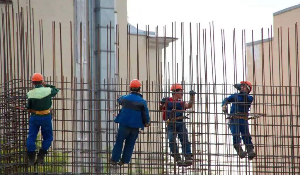 Se desacelera la actividad económica en Colombia: en abril se registró el dato más bajo del año SalarioMillonaria financiación para constructores en Colombia: proyectan más de $400.000 millones