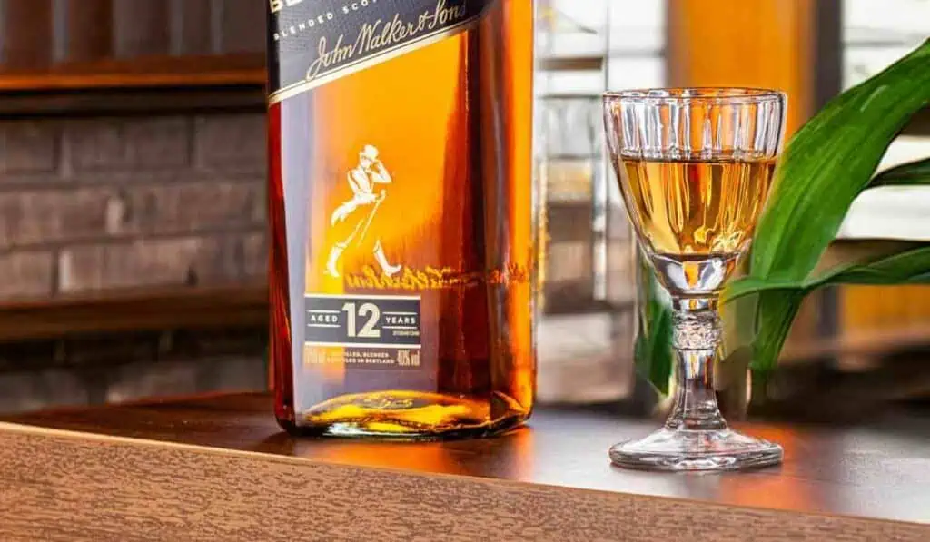 Este es el almacén de cadena que vende el whisky de alta calidad a un precio más bajo Whisky Johnnie Walker