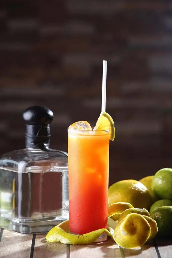 Top tres de cócteles para hacer en casa en Fin de Año: ¿Cuánto vale hacerlos? Tequila Sunrise.