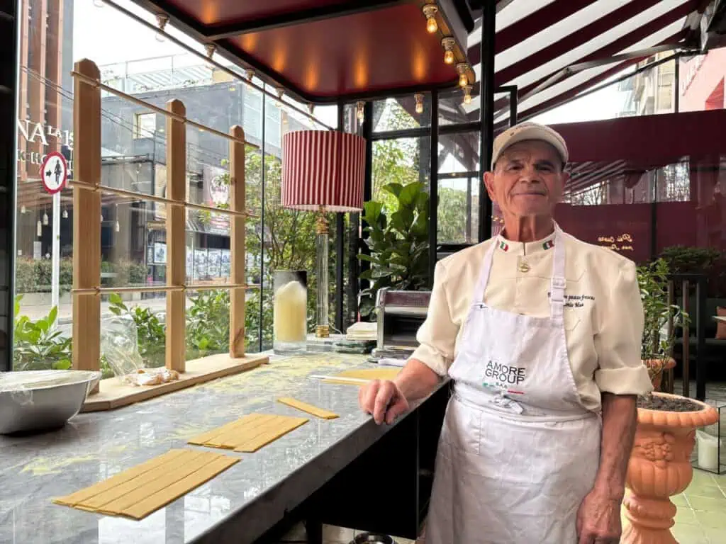 El restaurante italiano en Bogotá donde preparan la pasta desde cero: Estos son los precios Antonio Mua, chef de Via del Cuore. Foto: Valora Analitik.