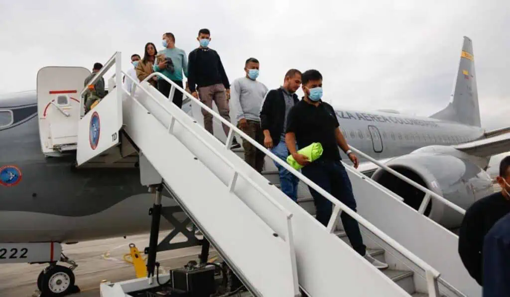 Gobierno Petro anunció solución económica a colombianos deportados de EE.UU. Colombianos deportados de EE.UU. recibirían créditos por parte del Gobierno