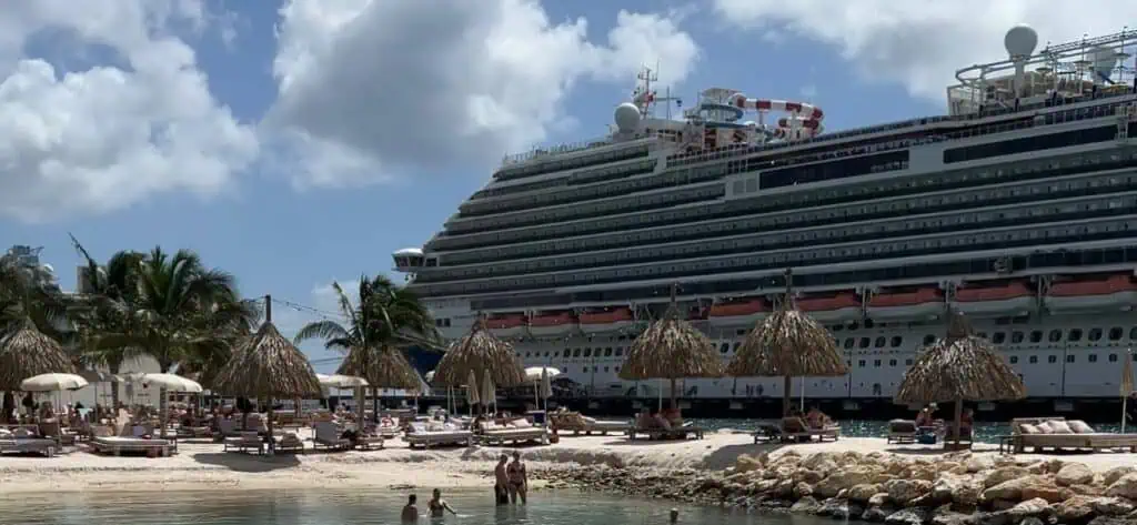 Tras explosión en el turismo, Curazao busca la manera de crecer de una forma segura Crucero de la línea Carnival en Curazao. Foto: Valora Analitik.