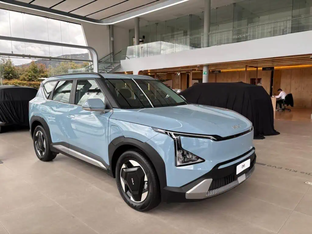 Entrevista | Con vehículos híbridos y eléctricos, y lanzándose al mercado de las pickup, Kia apunta a ser la número 1 en Colombia
Kia EV5. Foto: Valora Analitik.
