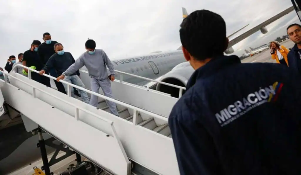 Gobierno Petro anunció solución económica a colombianos deportados de EE.UU. Gobierno Petro daría créditos a colombianos deportados de EE.UU