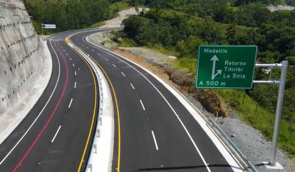 Comienzan cierres viales en la vía que conecta a Medellín y el Suroeste antioqueño: Estos son los horarios Pacífico 1