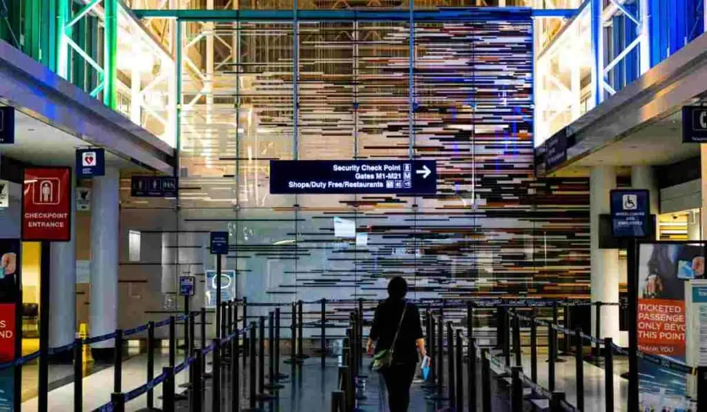 Colombianos tendrán controles de seguridad más estrictos en aeropuertos de Estados Unidos Seguridad estricta para colombianos que viajen a Estados Unidos