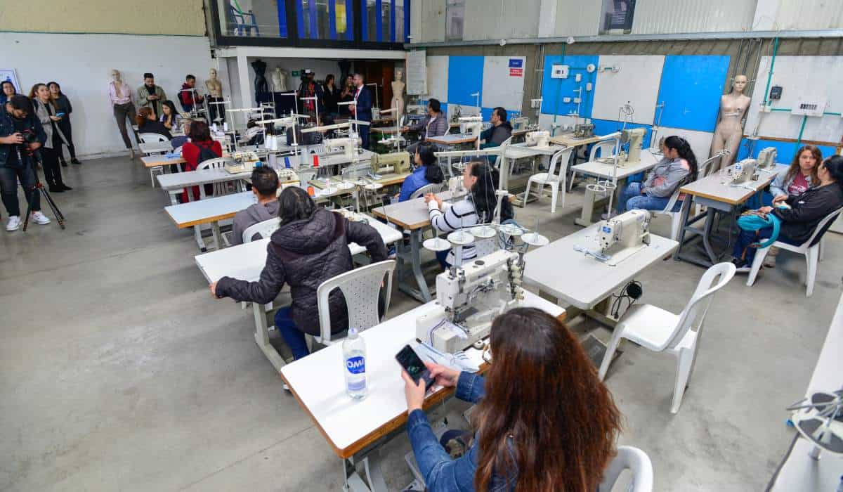 Antes de que se termine 2025 aplicará nueva norma sobre jornada de trabajo nocturna en Colombia trabajadores en Colombia