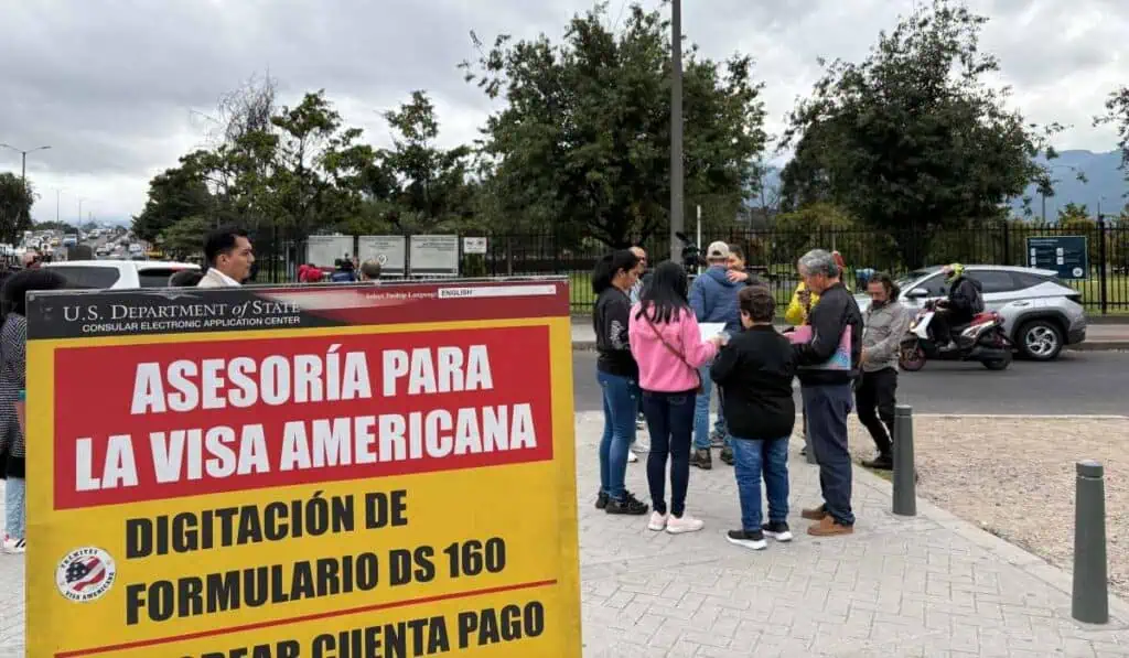 Embajada de EE. UU. en Colombia: citas de visa canceladas y largas filas tras tensión de Trump y Petro visa de estados unidos en colombia