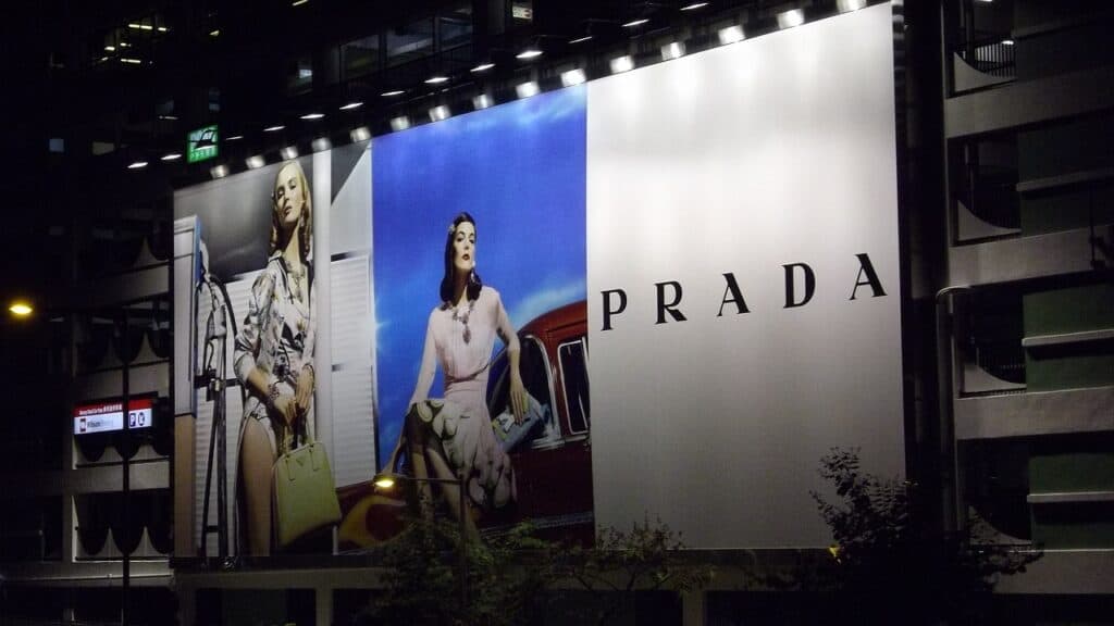 Publicidad de Prada. Imagen: Steven London en Pixabay.
