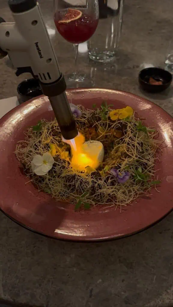 Así es Zekkei, el restaurante de alta cocina que ofrece sushi desde $28.000
Arroz con lomo y burrata. Foto: Valora Analitik.