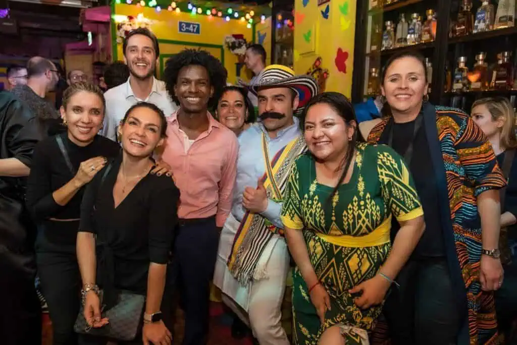 Asobares Colombia presenta su apuesta de entretenimiento nocturno en Fitur 2025
Asobares Colombia llegó a Fitur 2025 con el fin de atraer mostrar la rica oferta de los bares y gastrobares que hay en el país. Foto: cortesía Asobares.