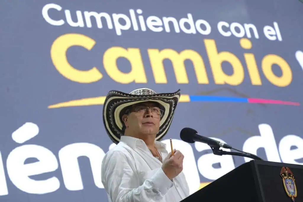 Petro se va contra Afinia y la presiona para instalar paneles solares en hogares de la región Caribe Petro se va contra Afinia y la presiona para instalar paneles solares en hogares de la región Caribe
