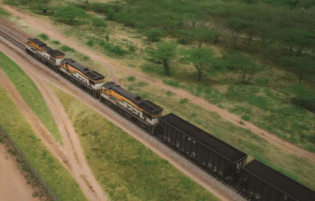 Inversión extranjera en petróleo cae más de 7% interanual en el primer trimestre; minería tiene su peor desempeño trimestral en diez años Línea férrea de carbón de Cerrejón. Imagen: Cerrejón