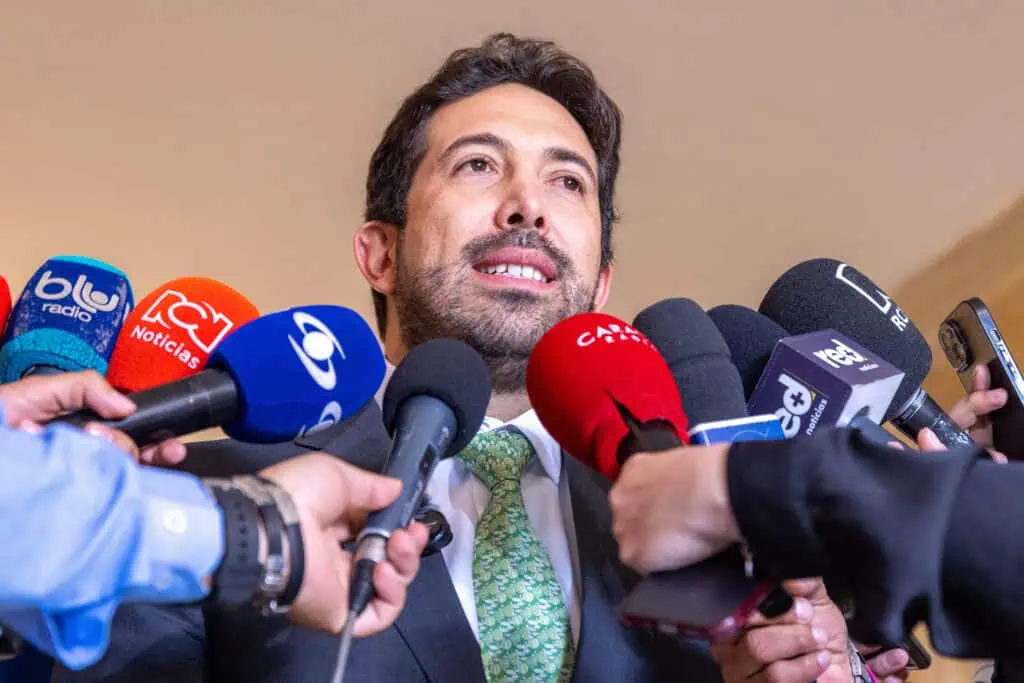 Gobierno insiste en que cumplió la Regla Fiscal, pero a los analistas no les cuadran las cuentas gobierno Petro fija nuevo impuesto de timbre en Colombia