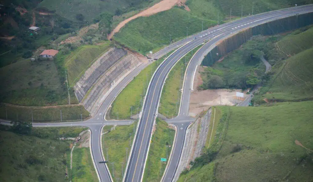 La megavía en Antioquia de $3 billones que quedará lista en junio de este año Autopista Río Magdalena 2