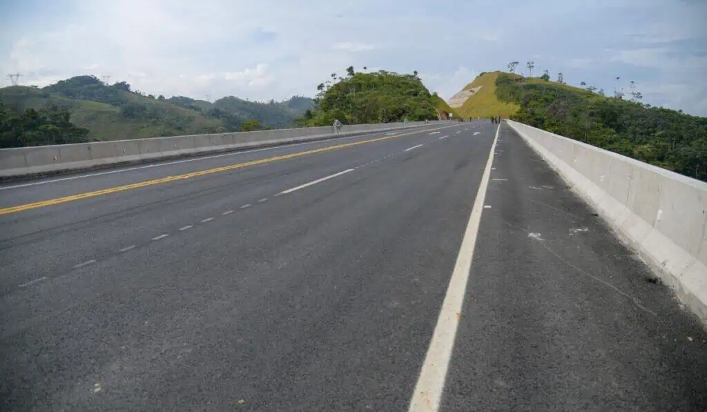La megavía en Antioquia de $3 billones que quedará lista en junio de este año Autopista Río Magdalena 2