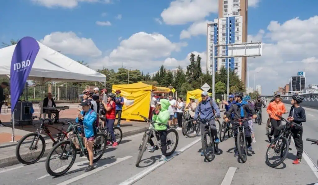 El Instituto Distrital de Recreación y Deporte de Bogotá invertirá $604.000 millones este año y va a patrocinar a un equipo de ciclistas mujeres Ciclovía