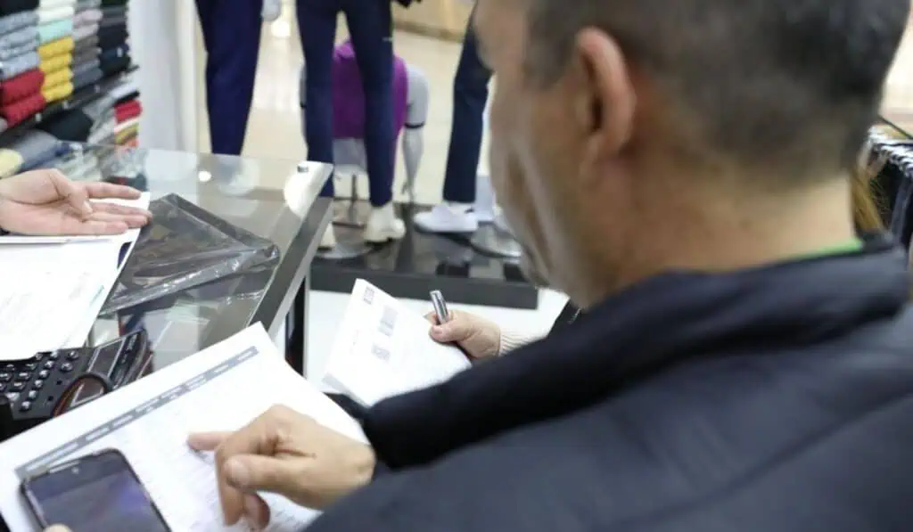 DIAN alerta por deudas de morosos: Podrían venir importantes sanciones y embargos declaración de renta en Colombia y la UVT