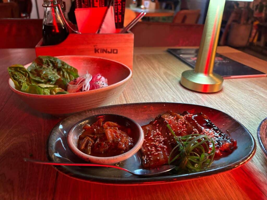 Plato típico asiático con carne de cerdo. Foto: Valora Analitik. 