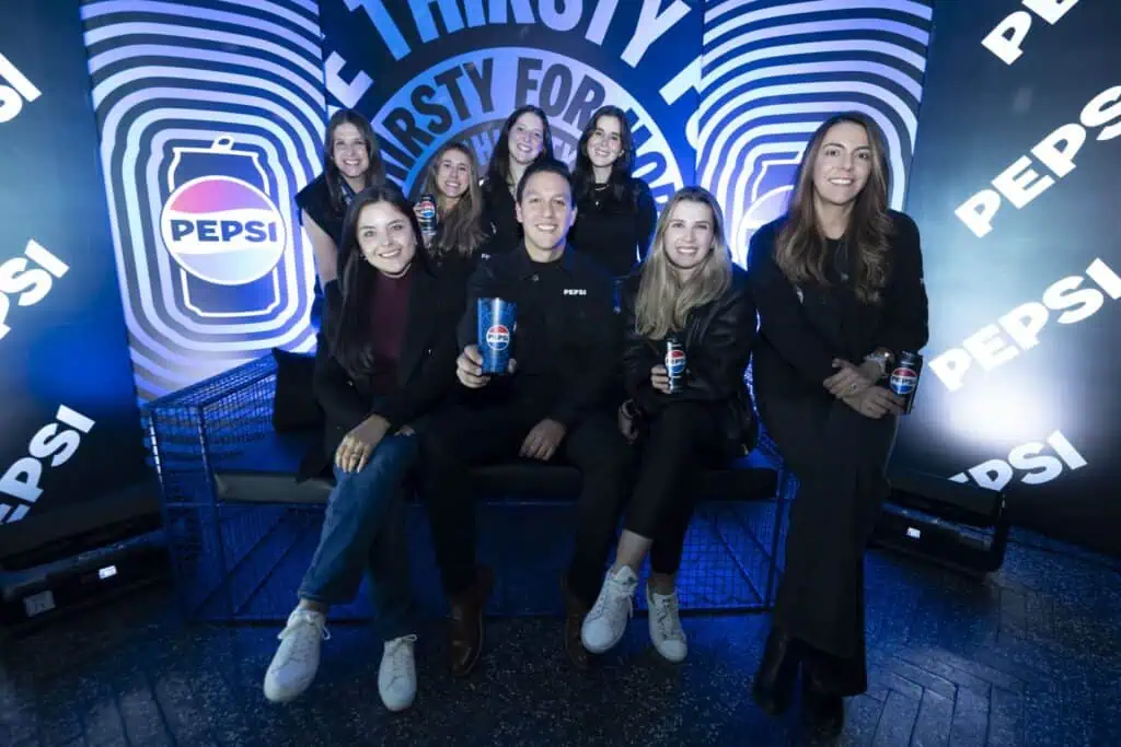 Luego de 15 años, Pepsi renovó su imagen: Así luce en Colombia
Equipo de trabajo de Pepsi en el lanzamiento de la nueva imagen. Foto: cortesía Pepsi.