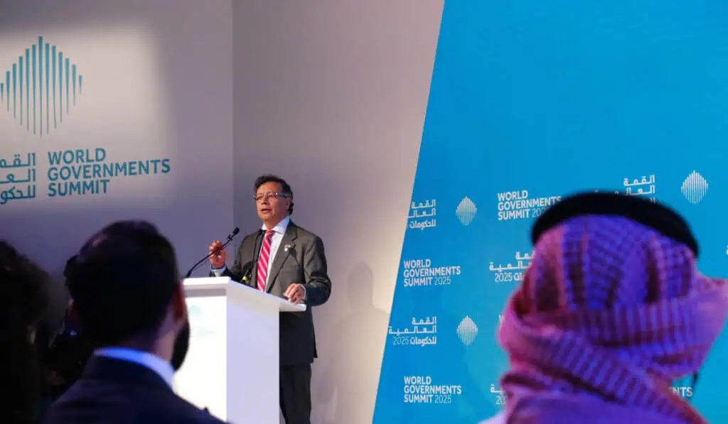 Petro minimiza cambios en su gabinete y seguirá transmitiendo Consejos de Ministros; va por deuda con Emiratos Presidente Gustavo Petro en Emiratos Árabes Unidos