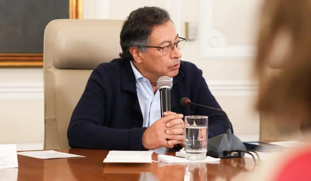 Petro dice que convocará consulta popular para definir reformas laboral y de salud Comité de Regla Fiscal