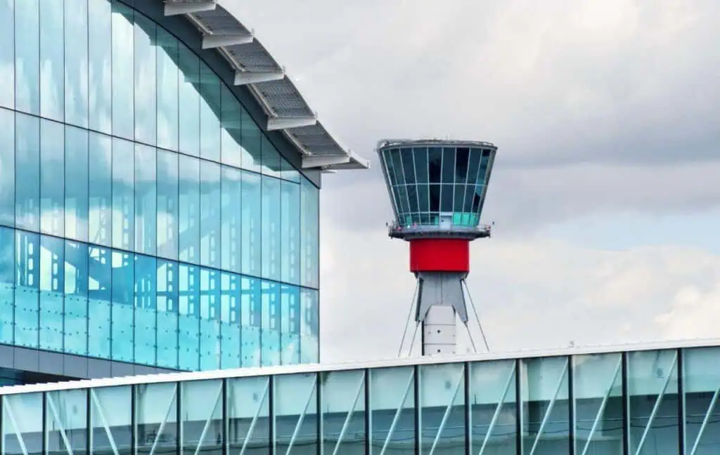 Aeropuerto de Londres reabrió tras incendio en cercanías, pero se esperan retrasos en vuelos Aeropuerto de Londres reanuda operaciones Foto: Heathrow Airport