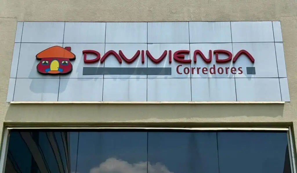 Así puede invertir en inmuebles en el exterior desde $5 millones y sin salir de Colombia Logo de Davivienda Corredores