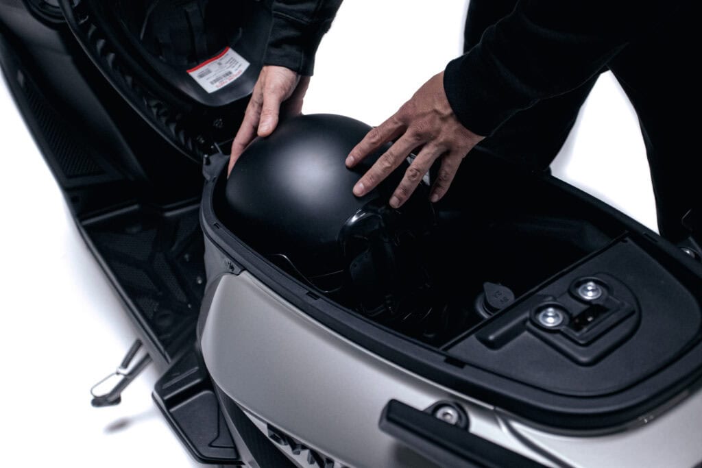 Baúl en el asiento trasero de la moto. Foto: cortesía AKT Motos.