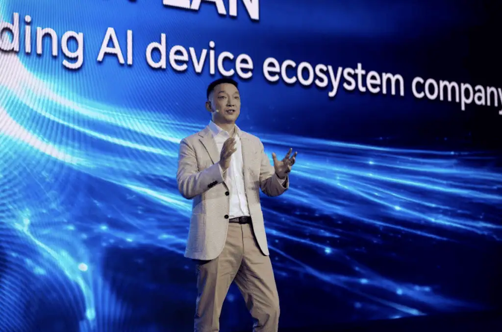 Honor invertirá US$10.000 millones en su estrategia corporativa para los próximos 5 años James Li, el CEO de Honor, en su discurso principal durante MWC Barcelona 2025. Foto: cortesía.
