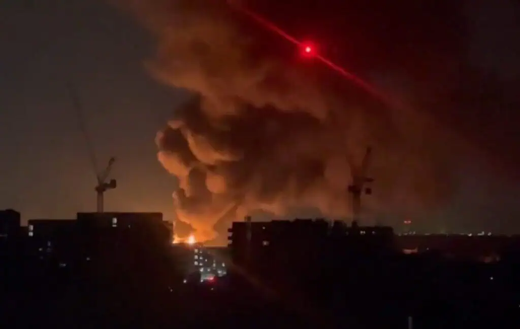 Cancelan más de 1.300 vuelos en aeropuerto de Londres por fuerte incendio en sus cercanías Incendio en aeropuerto de Londres