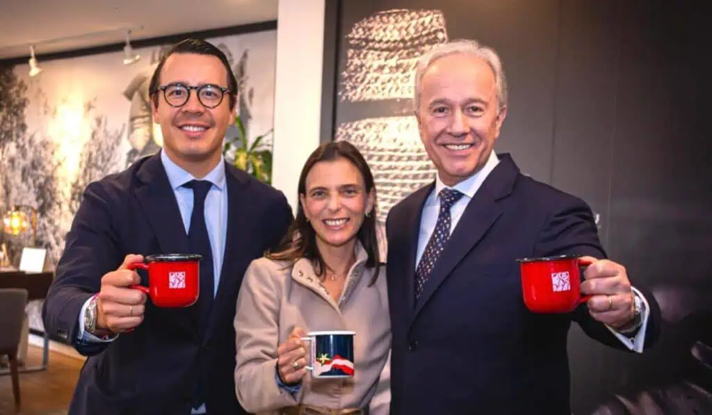 Juan Valdez sella histórica alianza con Grupo Trinity: En siete años abrirá 140 tiendas en España Iván Trujillo CEO Grupo Trinity- Camila Escobar presidente Juan Valdez- Omar González Chairman Grupo