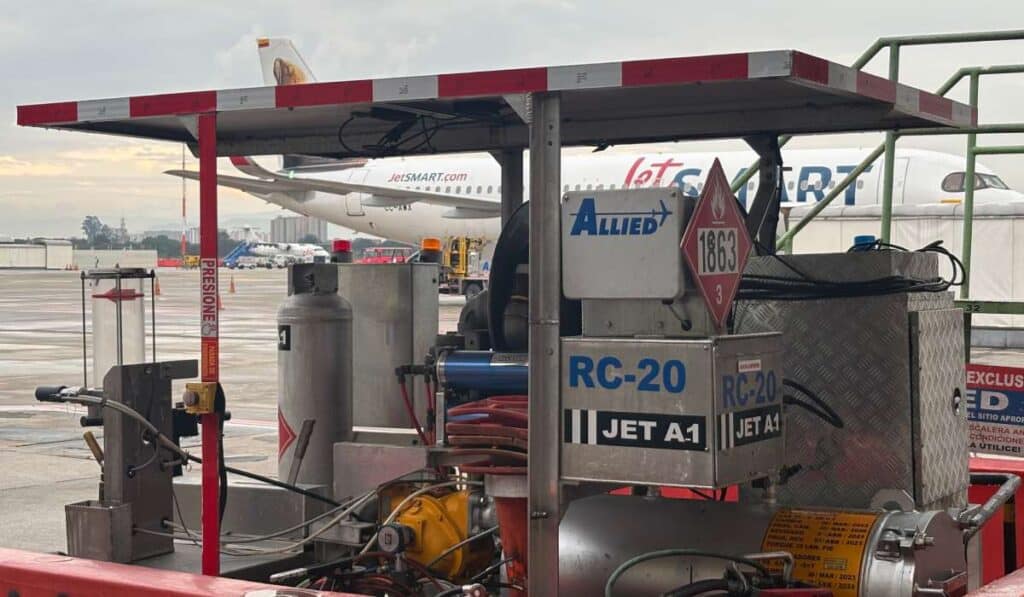 Aerolíneas moverán más pasajeros en 2026, pero sus ganancias caerán a la mitad: combustible y guerra impactan al sector Combustible de aviones jetfuel jet fuel