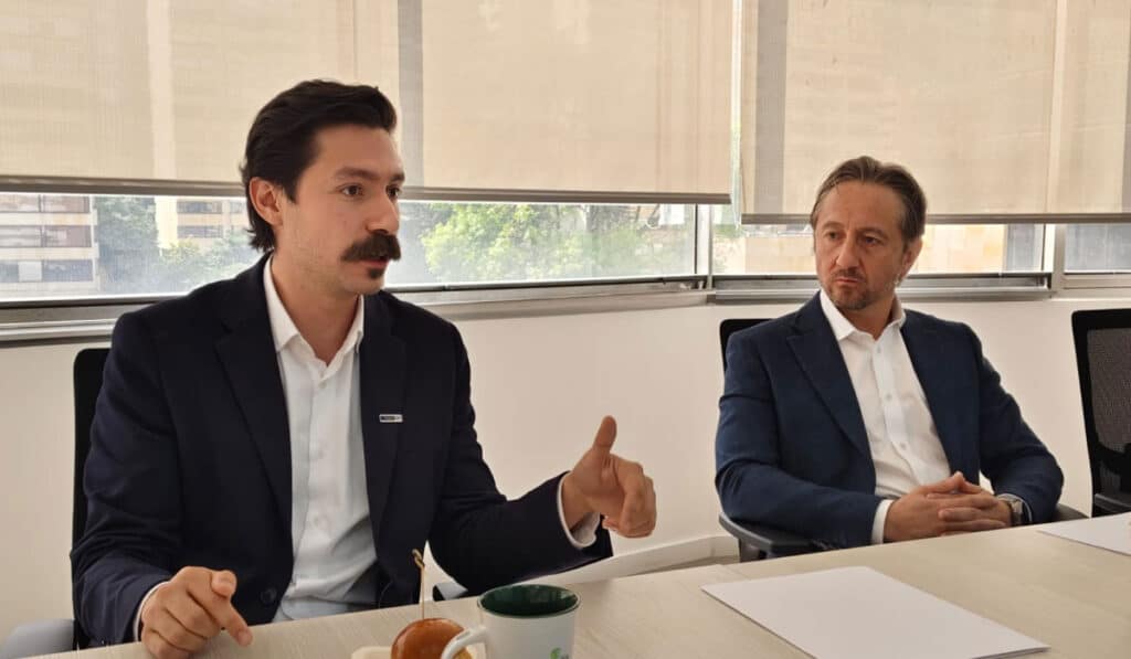 Carlos "Charlie" Correa, CEO de MejorCDT y Luis Eduardo Cuéllar, presidente de Credifamilia