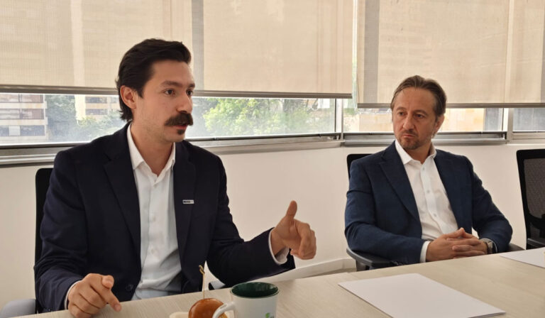 Carlos "Charlie" Correa, CEO de MejorCDT y Luis Eduardo Cuéllar, presidente de Credifamilia