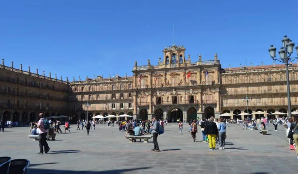 Viajar a España saldría más caro para los turistas: Buscarán subida en algunos impuestos Viajar a España
