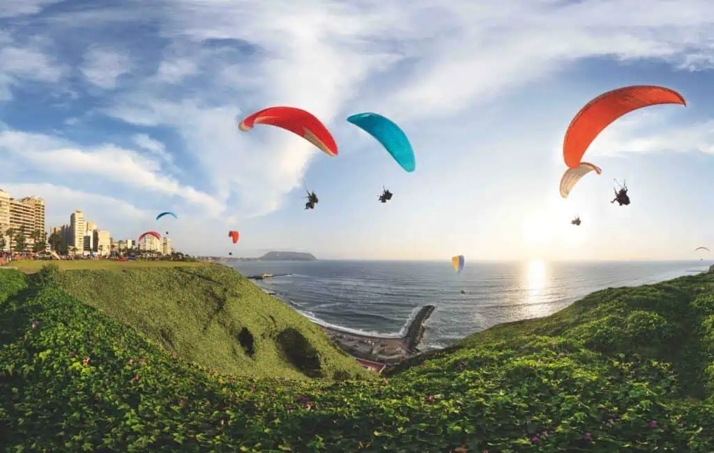 Perú ofrece nueva experiencia: Nadar con lobos marinos en Callao Parapentes en el Malecón de Miraflores. Foto: cortesía PromPerú.