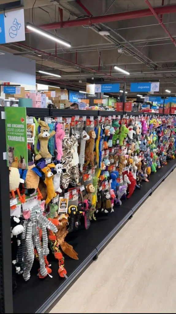 Importante cadena de ventas en Colombia abrió su primera tienda para mascotas: Hay precios bajos Juguetes para mascotas. Foto: Valora Analitik.