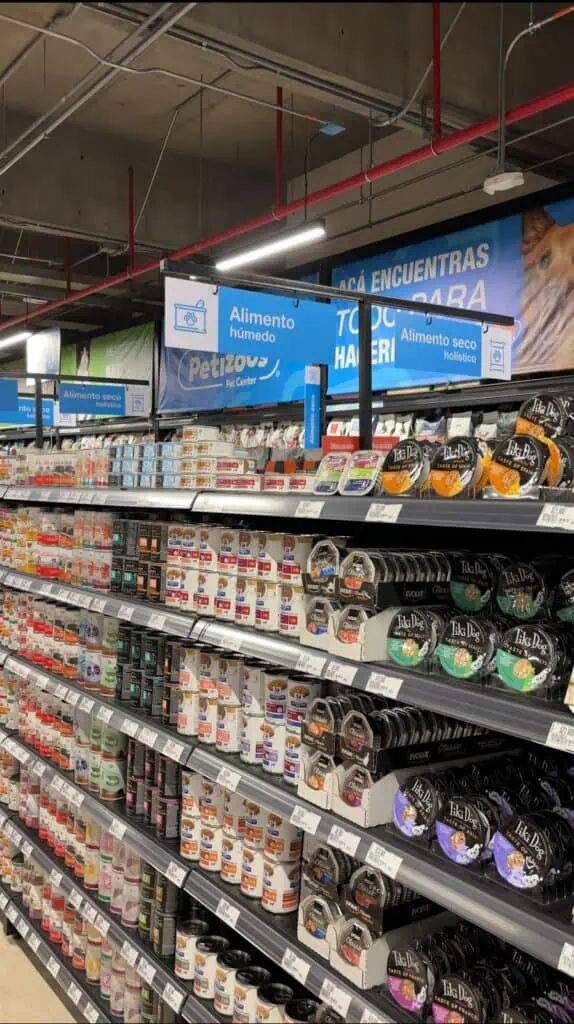 Importante cadena de ventas en Colombia abrió su primera tienda para mascotas: Hay precios bajos Alimentos disponibles en Petizoos. Foto: Valora Analitik.