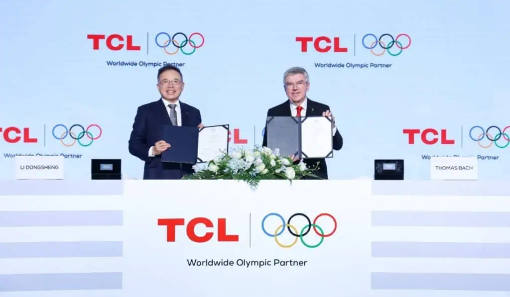 TCL será socio del Comité Olímpico Internacional hasta 2032 Li Dongsheng, fundador y presidente de TCL y Thomas Bach, presidente del COI.