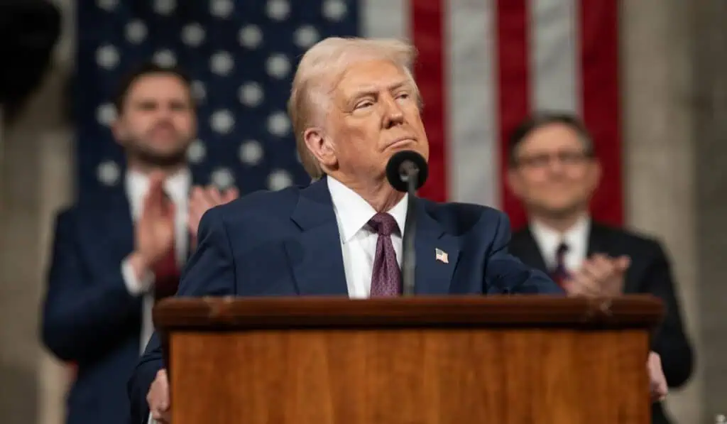 Precio de los iPhone, en alto riesgo, por aranceles de Trump: Esto podrían subir Senado de Estados Unidos aprueba plan fiscal de Trump que amplía el techo de deuda