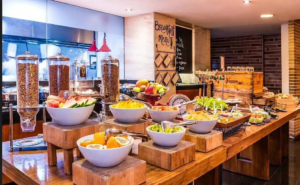 Hilton Bogotá lanzó nueva propuesta gastronómica para los fines de semana Barra de cereales y frutas. Foto: cortesía Hilton Bogotá.