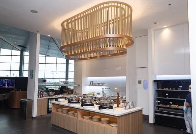 Buffet del Lounge renovado de Latam. Foto: cortesía Latam. 