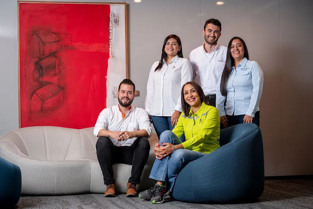 Grupo Argos refuerza el programa de becas corporativas con 200 colaboradores beneficiados Colaboradores Grupo Argos